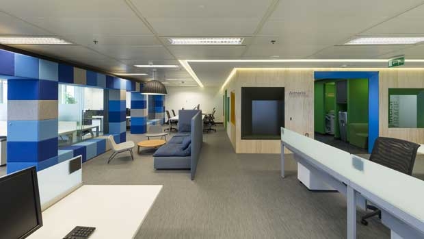 Los colores a la hora de diseñar los espacios en la oficina son muy importantes porque estos influyen en la productividad de los empleados. Foto:lightecture.com